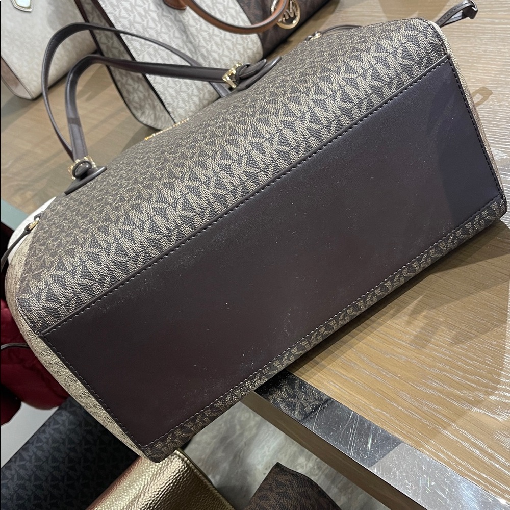 MICHAEL KORS Voyager Lg Color-Block Metallic Signature Logo EW Tote
Brown
NWT - Picture 12 of 16